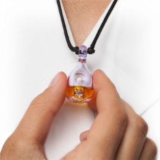 Necklace, which drops essential oil for a little ladies excitation